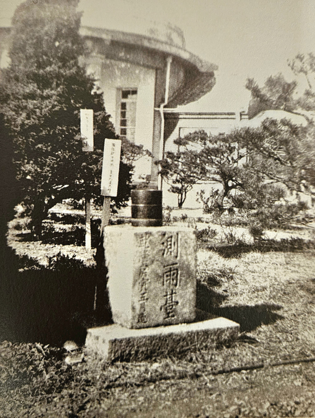 인천관측소 앞마당에 대구 경상감영 측우기와 측우대가 놓인 모습의 사진이다. 1930년대 일본인 다카하시 노보루가 촬영했다. 출처는 농촌진흥청의 