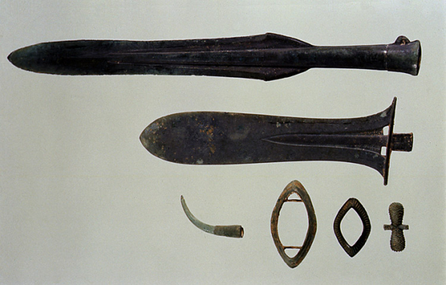 대구 비산동 청동기 일괄 - 투겁창 및 꺾창의 모습. 대구에서 출토돼 다른 지역에 있는 국보급 유물들이 있다. 대표적인 사례가 대구 비산동 청동기 일괄 유물로 