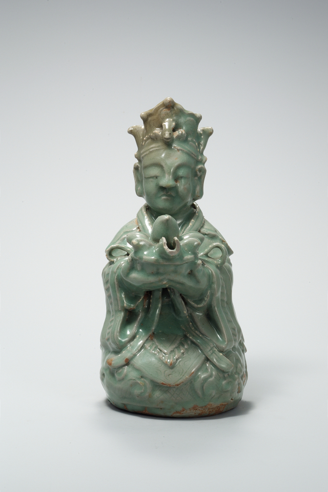 청자 인물형 주전자의 모습. 대구에서 출토돼 다른 지역에 있는 국보급 유물들이 있다. 대표적인 사례가 대구 비산동 청동기 일괄 유물로 