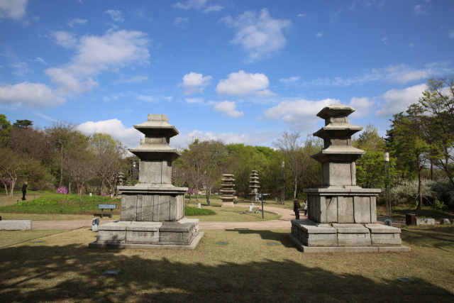 경북의 경주를 비롯해 김천과 고령의 국보급 유물들 가운데서도 원래 지역을 떠나 다른 지역에서 전시하는 경우가 있다. 그중 김천 갈항사지 동·서 삼층석탑의 모습. 국가유산청 제공