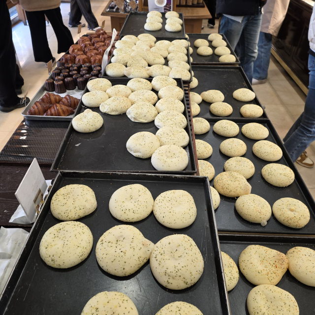 맘모스제과를 가득 채운 크림치즈빵. 하태길 교수