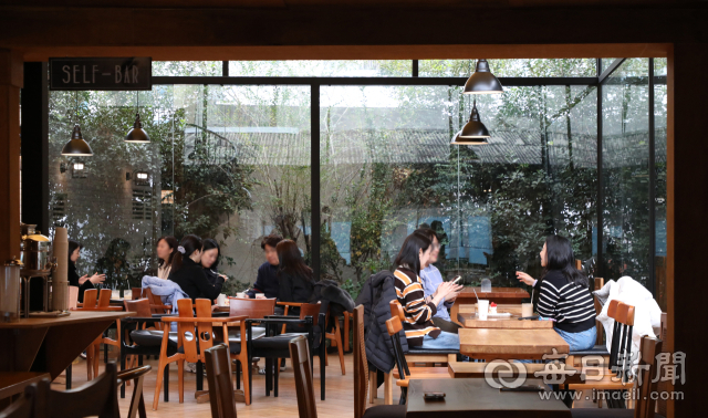 젊은 골목으로 변신한 진골목 카페를 찾은 시민들이 커피를 마시고 있다. 정운철 기자 woon@imaeil.com