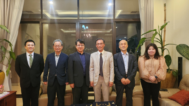 새마을재단은 지난 18일 주르완다 대한민국 대사관과 새마을 해외협력 사업과 관련된 업무협의를 진행했다. 새마을재단 제공