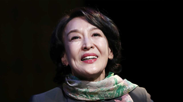 '1세대 연극 스타' 윤석화 뇌종양 투병 중 세상 떠났다