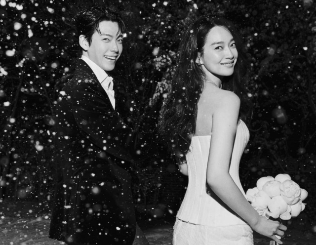 배우 신민아와 김우빈의 웨딩 사진. /에이엠엔터테인먼트 인스타그램