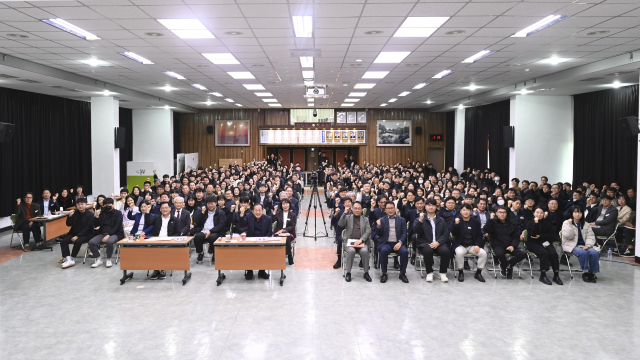 문경시 신성장동력 TF팀이 지난 17일 시청 대회의실에서 실·과·소 및 읍면동 직원 300여 명이 참석한 가운데 성과보고회를 열고 있다. 문경시 제공