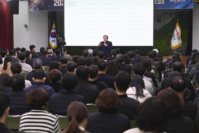 문경시 신성장동력 TF팀이 지난 17일 시청 대회실에서 직원 300여 명이 참석한 가운데 성과보고회를 진행하고 있는 가운데 신현국 문경시장이 관련 설명을 하고 있다. 문경시 제공