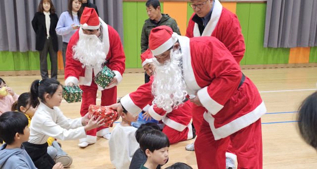 산타로 변신한 문경읍 지역사회보장협의체 '성탄 선물 전달'