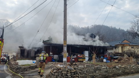 안동 풍산읍 주택 화재…초기 진화 나선 60대 부상