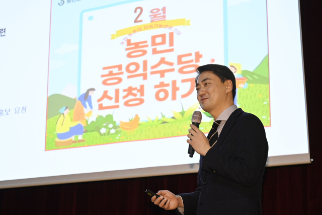 대구 달성군이 38억원 규모의 농민수당을 처음으로 도입한다. 최재훈 달성군수가 지난 18일 달성군여성문화복지센터에서 진행된 화원읍 이반장교육에서 농민수당 사업의 취지와 내용을 설명하고 있다. 달성군 제공.