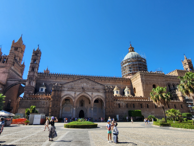 팔레르모 대성당. 내부에 시칠리아를 통치한 독일 호엔슈타우펜 왕조의 신성로마 황제프리드리히 2세 무덤이 자리한다.