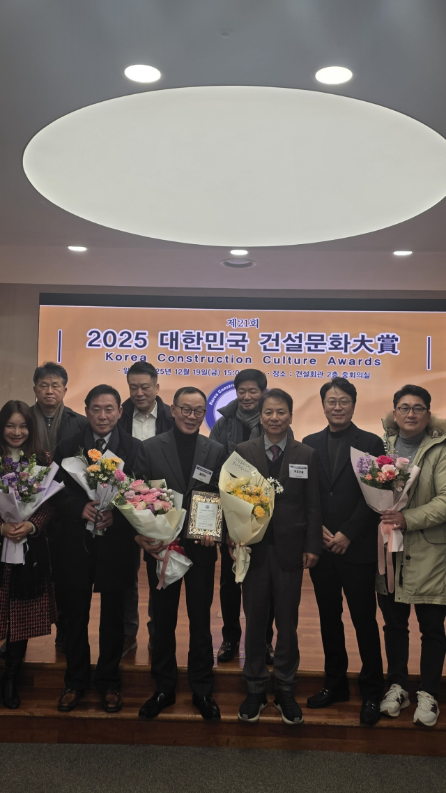 덕포건설 임직원들이 축하 단체사진을 찍고 있다. 오른쪽에서 세번째가 박지이 대표. 덕포건설 제공