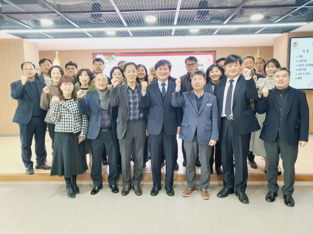 봉화교육지원청이 지난 17일 겨울휴가 대비 학생 생활교육 및 주요업무 전달을 위한 교(원)장 회의에서 기념촬영을 하고 있다. 봉화교육지원청 제공