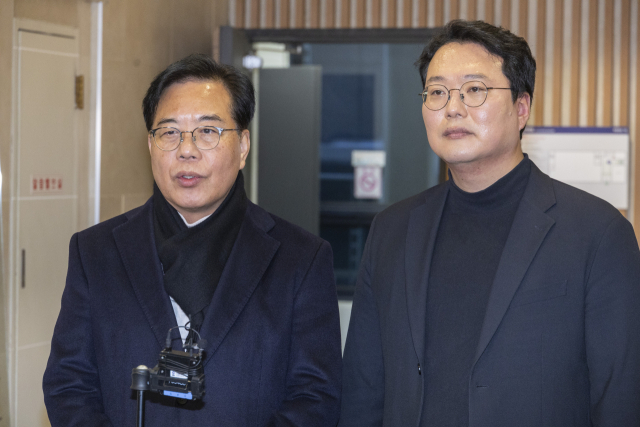 국민의힘 송언석(왼쪽) 원내대표와 개혁신당 천하람 원내대표가 21일 서울 여의도의 한 음식점에서 통일교 특검법 공동 발의 관련 오찬 회동을 마친 뒤 양당이 협의한 내용을 설명하고 있다. 연합뉴스