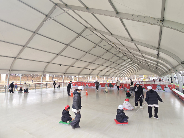 대구 북구청(구청장 배광식)은 지난 19일 팔거천 럭키광장에 야외스케이트장을 개장해 내년 2월 8일까지 상시 운영한다고 밝혔다. 북구청 제공