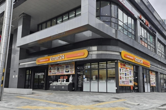 편의점 이마트24가 점포 혁신을 본격화한다. 이마트24는 지난 20일 대구 중구 도원동에 차세대 가맹점 표준 모델(프로토타입)을 적용한 