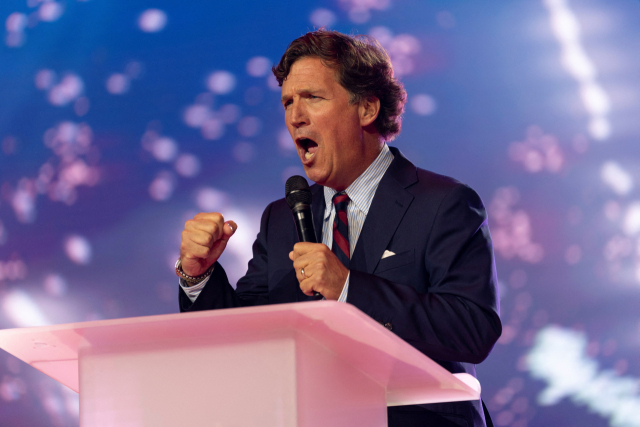지난해 미국 애리조나주 피닉스에서 열린 행사에서 우파 논객 터커 칼슨이 연설하고 있는 모습. 로이터 연합뉴스