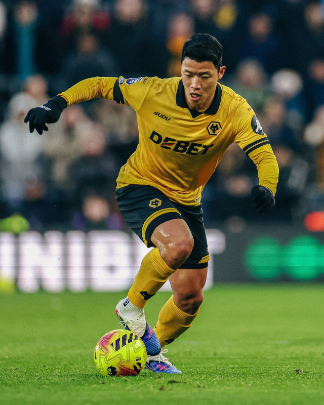 울버햄튼의 황희찬이 21일 영국 울버햄튼의 몰리뉴 스타디움에서 열린 EPL 17라운드 브렌트퍼드와의 홈 경기 도중 드리블을 시도하고 있다. 울버햄튼 SNS 제공