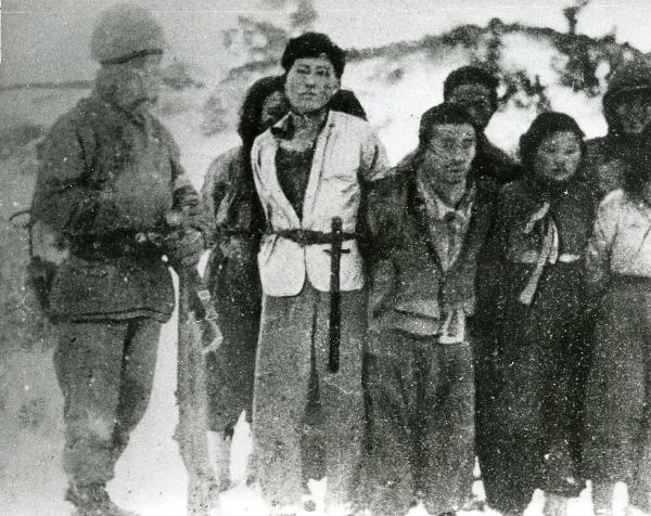 제주 4·3사건 진압작전 당시 경비대에 포로가 된 사람들. 미군정은 작전 중 포로는 합동심문센터로 이관하여 합동심문조가 심문, 대공 용의점을 밝혔고 이상이 없는 사람들은 훈방조치했다.