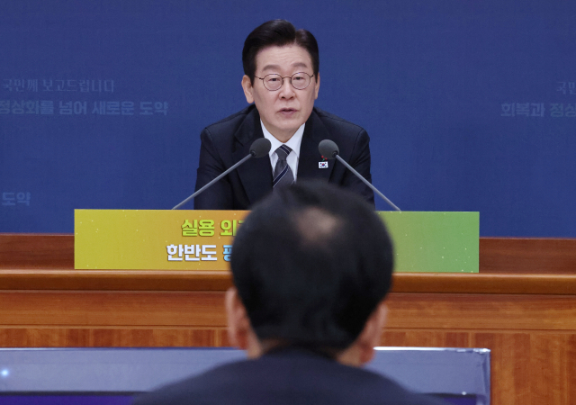 이재명 대통령이 19일 정부서울청사 별관에서 열린 외교부(재외동포청)·통일부 업무보고에서 정동영 통일부 장관에게 질문하고 있다. 연합뉴스