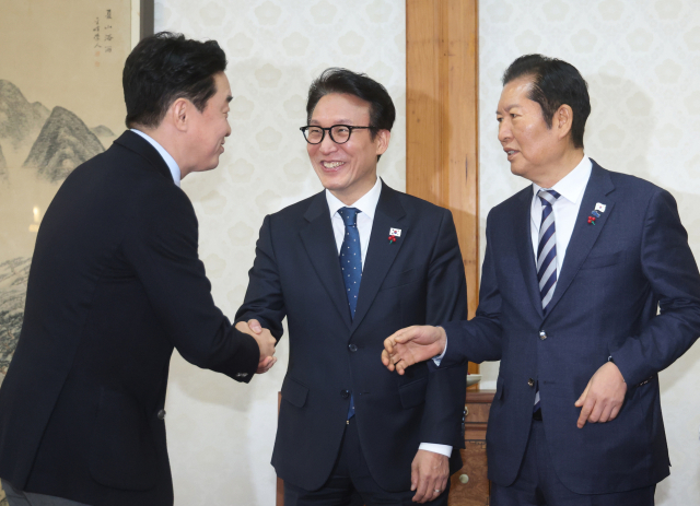 김민석 국무총리가 21일 종로구 삼청동 총리공관에서 열린 고위당정협의회에서 강훈식 대통령 비서실장, 더불어민주당 정청래 대표와 인사하고 있다. 연합뉴스