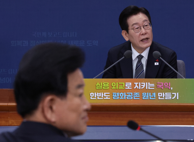 이재명 대통령이 19일 정부서울청사 별관에서 열린 외교부(재외동포청)·통일부 업무보고에서 참석 부처 관계자에게 질문하고 있다. 연합뉴스