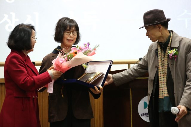 대구시인협회상 수상장면 이향 시인. 대구시인협회