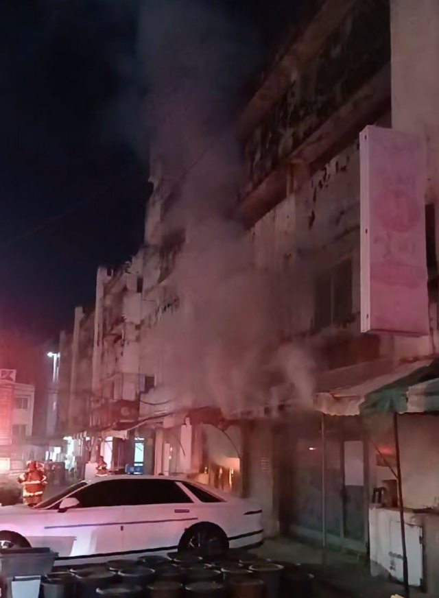 지난 21일 오후 9시 51분쯤 북구 복현동 한 시장 상가에서 화재가 발생했다. 대구소방안전본부 제공