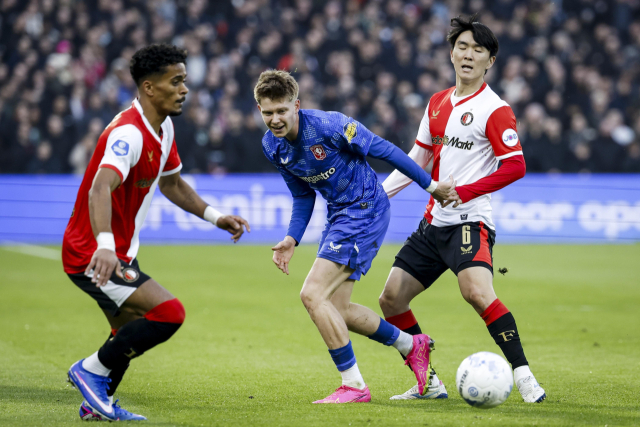 페예노르트의 황인범과 곤살루 보르헤스가 22일 네덜란드 로테르담에서 열린 에레디비시 17라운드 경기 도중 트벤테의 크리스티안 헬뉘손과 공을 다투고 있다. 연합뉴스