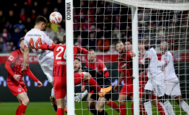 바이에른 뮌헨의 요시프 스타니시치(44번)가 22일 독일 하이덴하임에서 열린 분데스리가 14라운드 하이덴하임과의 경기 도중 헤더로 선제골을 넣고 있다. 연합뉴스