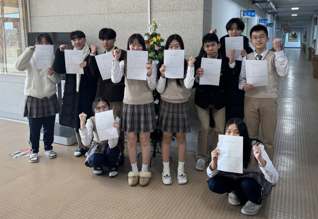 영주 금계중학교 발명동아리 학생 10명이 특허출원증을 들고 파이팅을 외치고 있다. 마경대 기자