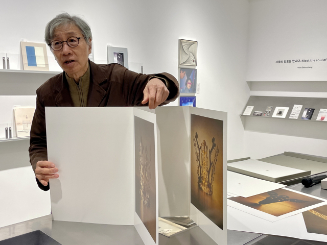 함순섭(오른쪽) 전 국립경주박물관장이 금관 촬영 섭외 당시에 대해 얘기하고 있다. 이연정 기자