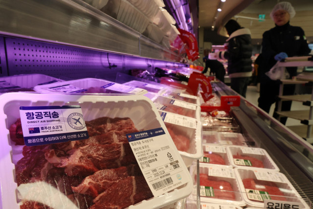 원·달러 환율이 급등하며 수입 물가도 함께 상승했다. 21일 한국은행 경제통계시스템의 수입물가지수에 따르면 커피 수입물가지수는 2020년을 100으로 할 때 지난 달 달러 기준으로 307.12이지만 원화 기준으로는 379.71로 나타났다. 커피 국제 시세가 급등한 탓에 달러 기준 수입 단가도 5년간 3배로 치솟았지만, 환율 영향까지 반영하면 원화 환산 가격은 5년 새 거의 4배로 오른 셈이다. 소고기 수입 물가는 달러 기준으로 5년간 30% 상승했다. 하지만 원화 기준으로는 60.6% 올라 상승 폭이 두 배에 이른다. 사진은 21일 서울 시내의 한 대형마트 육류 코너. 연합뉴스