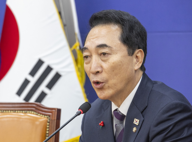 더불어민주당 박수현 수석대변인이 21일 국회에서 가진 기자간담회에서 정치권 현안관련 발언하고 있다. 연합뉴스