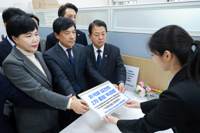 더불어민주당 이성윤 의원이 22일 국회 의안과에 윤석열·김건희 2차 종합특검법안을 제출하고 있다. 연합뉴스