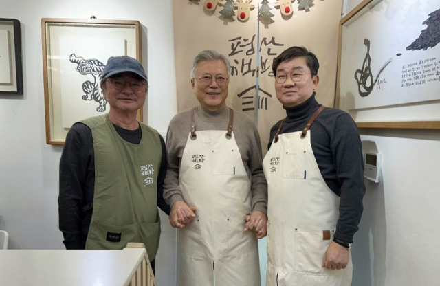 왼쪽부터 이호철 전 노무현 정부 민정수석, 문재인 전 대통령, 전해철 전 더불어민주당 국회의원(전 문재인 정부 행정안전부 장관). 전해철 전 의원 페이스북