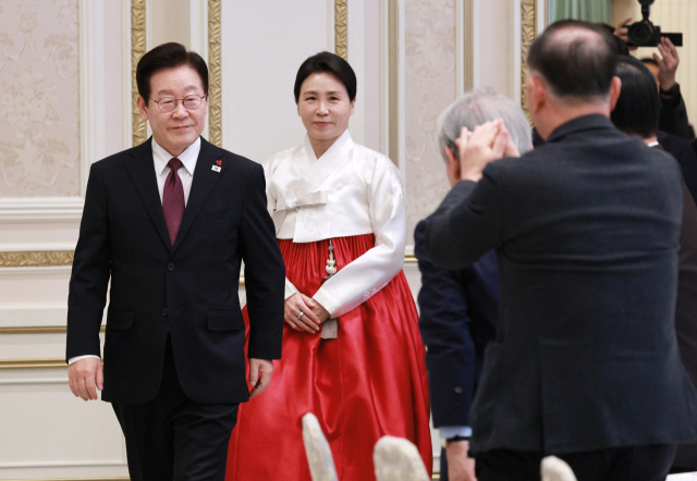 이재명 대통령과 김혜경 여사가 22일 청와대 영빈관에서 열린 대한노인회 초청 오찬에 입장하고 있다. 연합뉴스