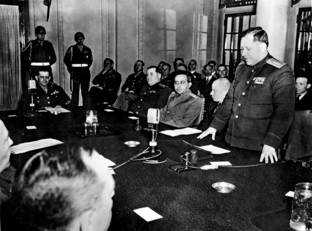 지난 1947년 5월 21일 서울 덕수궁에서 열린 제2차 미소공동위 첫날 회의에서 소련측 수석대표 스티코프 사령관이 연설을 하고 있다. 매일신문 DB.