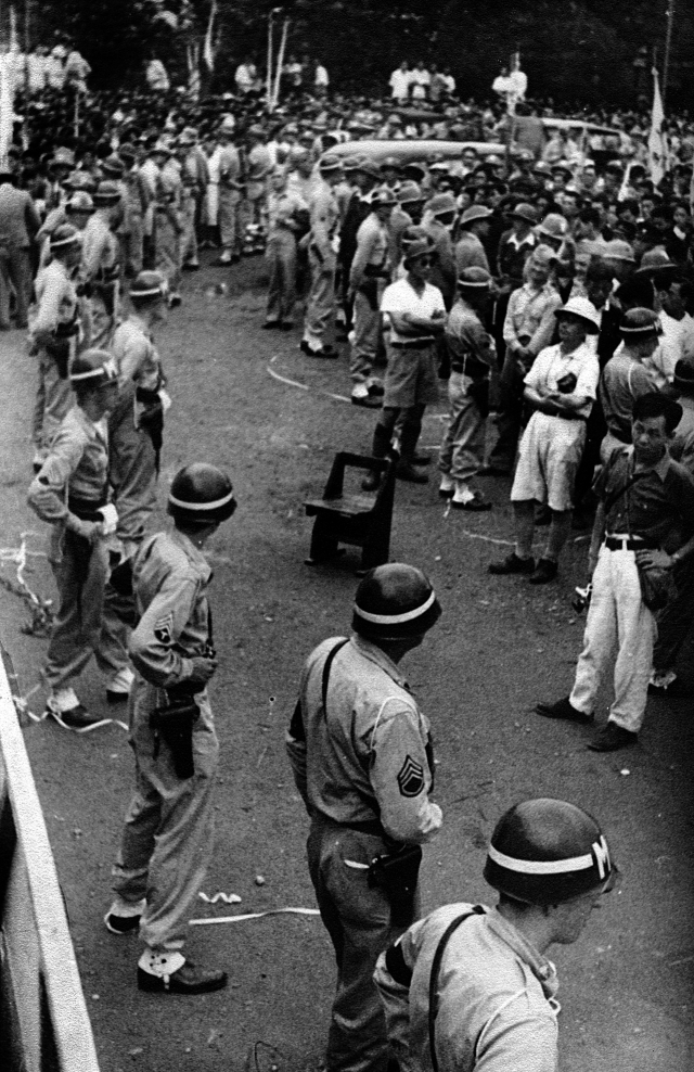 1947년 7월 27일 서울 남산에서 남한 내 반탁 진영 군중들이 미소공동위원회 철폐를 요구하는 국민대회를 하고 있다.