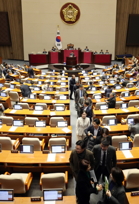 與 내란재판부·정보통신망법 강행… 野 장동혁 필리버스터로 맞서