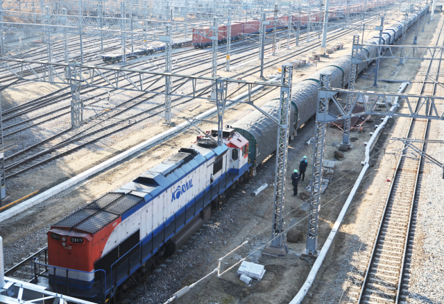 민주노총 공공운수노조 전국철도노동조합이 예고한 총파업을 하루 앞둔 22일 경기도 의왕시 오봉역에서 화물열차가 이동하고 있다. 노조는 다른 공공기관과 형평성에 맞게 경영평가성과급 지급기준을 기본급의 80%가 아닌 100% 기준으로 산정할 것을 요구하고 있다. 연합뉴스