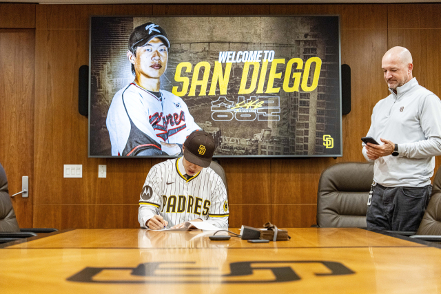 송성문이 23일 MLB 샌디에이고 파드리스가 제시한 입단 계약서에 서명하고 있다. 연합뉴스