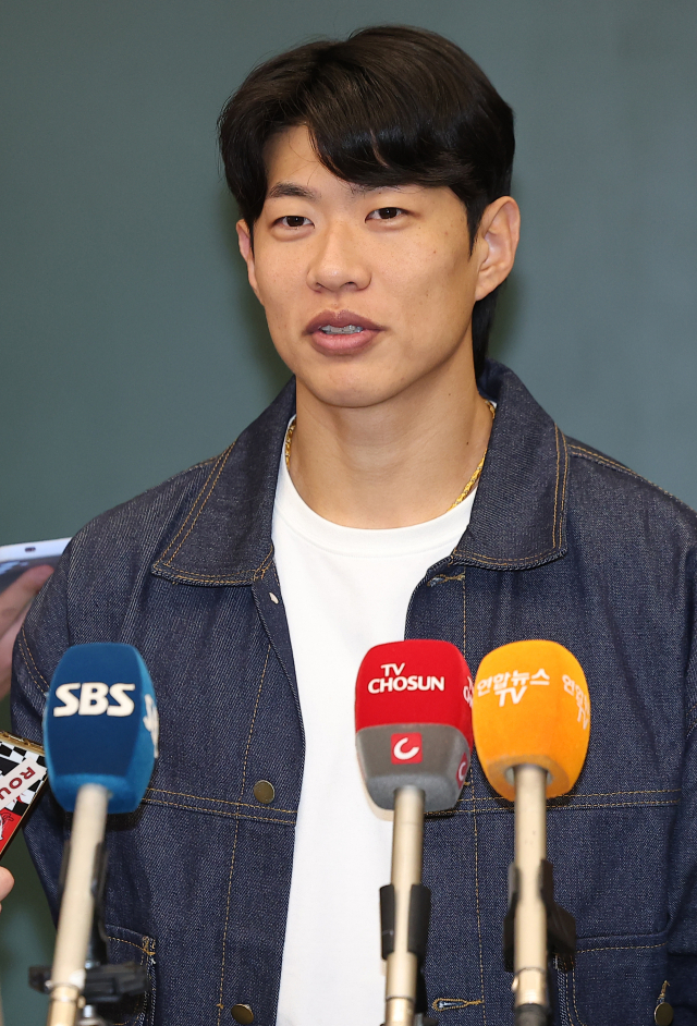 송성문이 23일 MLB 샌디에이고 파드리스와 계약을 맺고 인천국제공항을 통해 귀국한 뒤 언론 인터뷰에 응하고 있다. 연합뉴스