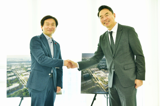 조현일 경산시장(좌측)과 정지영 사장. 경산시 제공