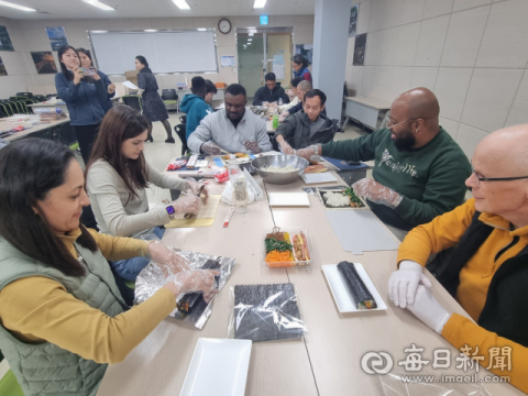 '한국 음식만들 재밌네' 포항시 거주외국인 한국어교실&K-food 체험