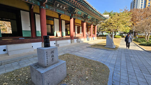 현재 대구 경상감영공원 선화당 앞에 복원해 놓은 측우대와 측우기의 모습. 측우대는 경상감영 측우대를 본떴고, 측우기는 공주 충청감영 측우기를 모양을 복원했다. 사진 서광호 기자