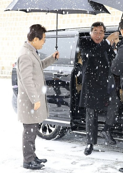 이제는 다시 볼 수 없을 장면? 딱 2년 전이었던 2023년 12월 30일 서울 중구 한 식당에서 회동할 당시 눈 내리는 날씨에 우산을 들고 마중을 나온 이재명 대통령(왼쪽, 당시 더불어민주당 대표)과 이낙연 전 국무총리. 연합뉴스