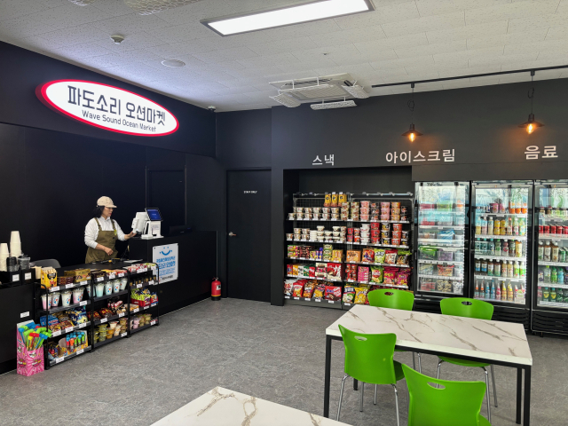 지역주민이 파도소리 오션마켓에서 일하고 있다. 국립울진해양과학관 제공