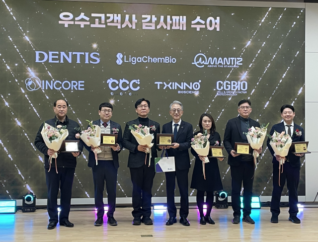 박구선 케이메디허브 이사장은 지난 12일 열린 케이메디허브 창립 15주년 기념식에서 우수고객사들에게 감사패를 전달했다. 케이메디허브 제공