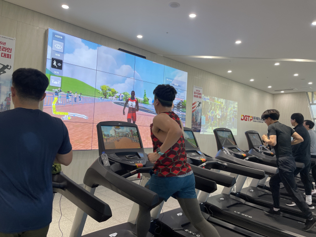 대구가 세계 최초 3D 디지털 트윈 기반 온라인 마라톤 실증에 성공하며 ABB(AI·빅데이터·블록체인) 기술 상용화 가능성을 입증했다. 사진은 실증을 위한 온라인 마라톤 대회 모습. 대구테크노파크 제공